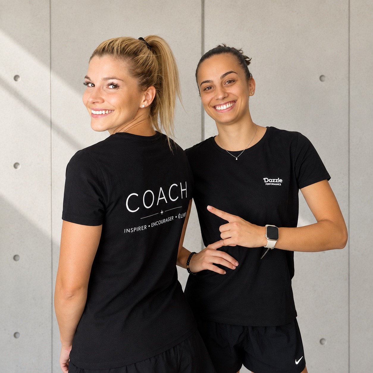 Présentation des tee-shirts noirs de la gamme coach DAZZLE, de face et de dos